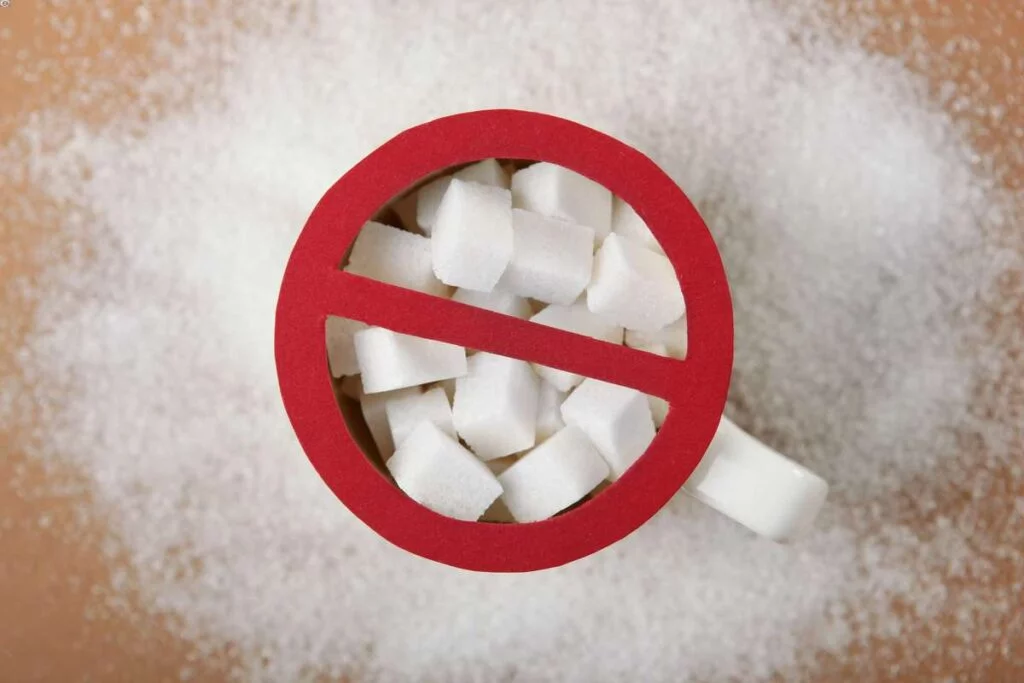 5. Ogranicz cukry dodane i sztuczne substancje 