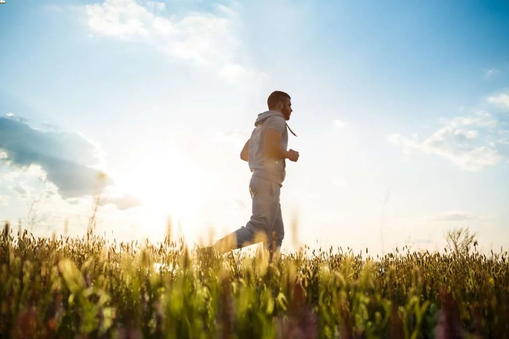 Zalety joggingu, czyli jak bieganie w wolnym tempie może zmienić Twoje ciało i umysł