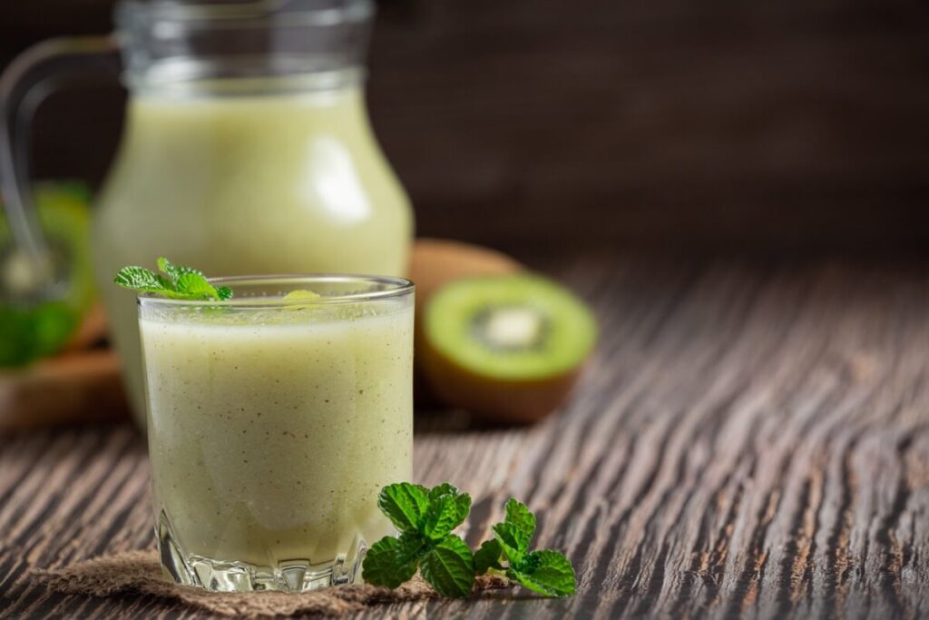 Owocowe smoothie z kiwi, truskawkami, bananem i kawałkami orzechów